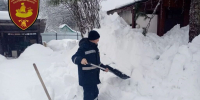 Рухнувший с крыши снег замуровал пенсионерку в доме в Костромской области - Интернет-телевидение Логос