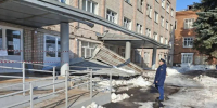Под тяжестью снега обрушился козырек на крыльце Красносельской больницы - ГТРК Кострома