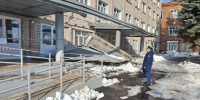 Снежная шапка сломала козырек в больнице под Костромой - Kostroma.Today